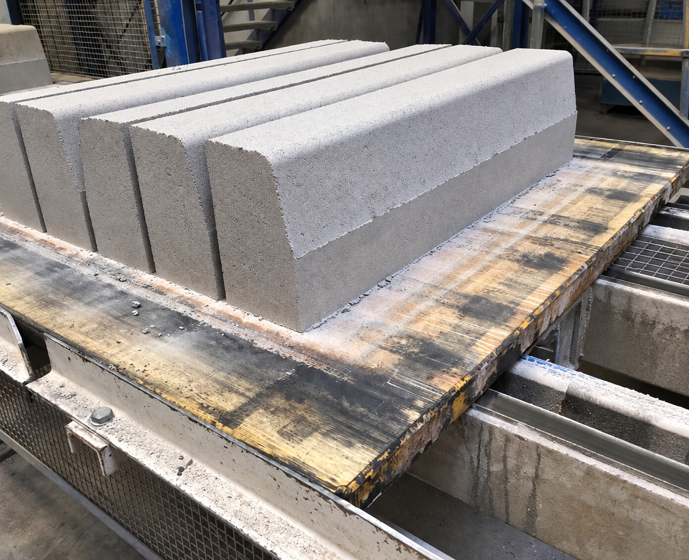 Blocs en béton sur une planche ASSYX en service depuis 2011