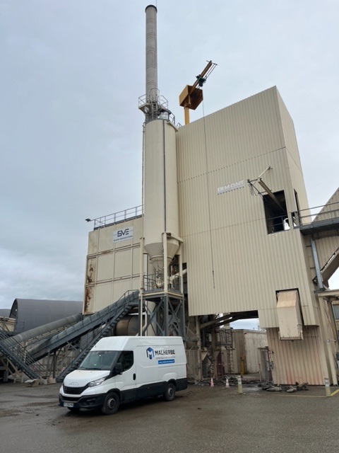 Fourgon Malherbe devant une centrale d’enrobage lors d’une intervention