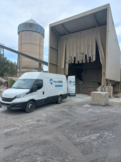 Fourgon de l'équipe de montage Malherbe sur un site industriel